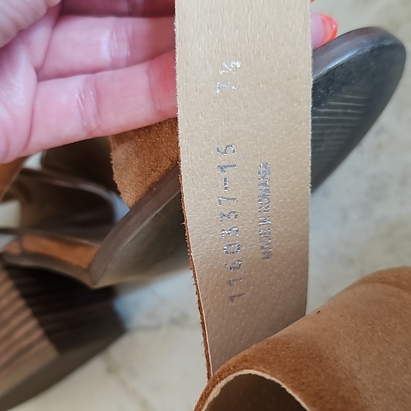 Kenneth Cole ladies cognac suede heels in 7.5. Very good condition - Picture 7 of 9